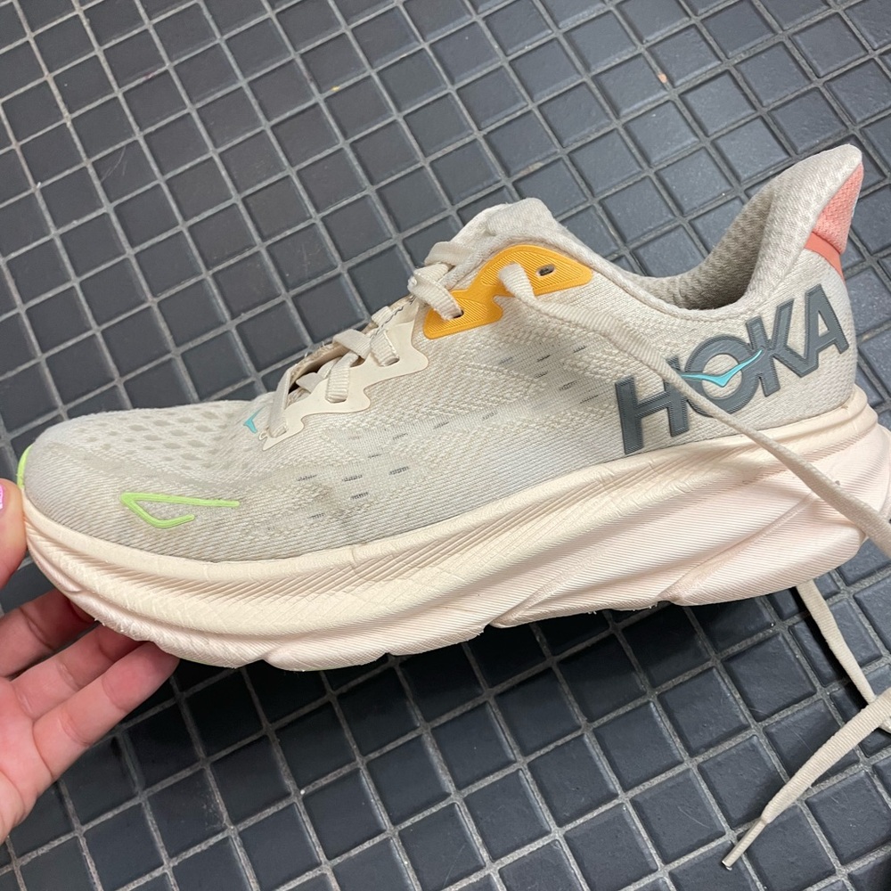 Women’s Clifton 9 Hokas size 7. Worn but in good condition to wear around town.